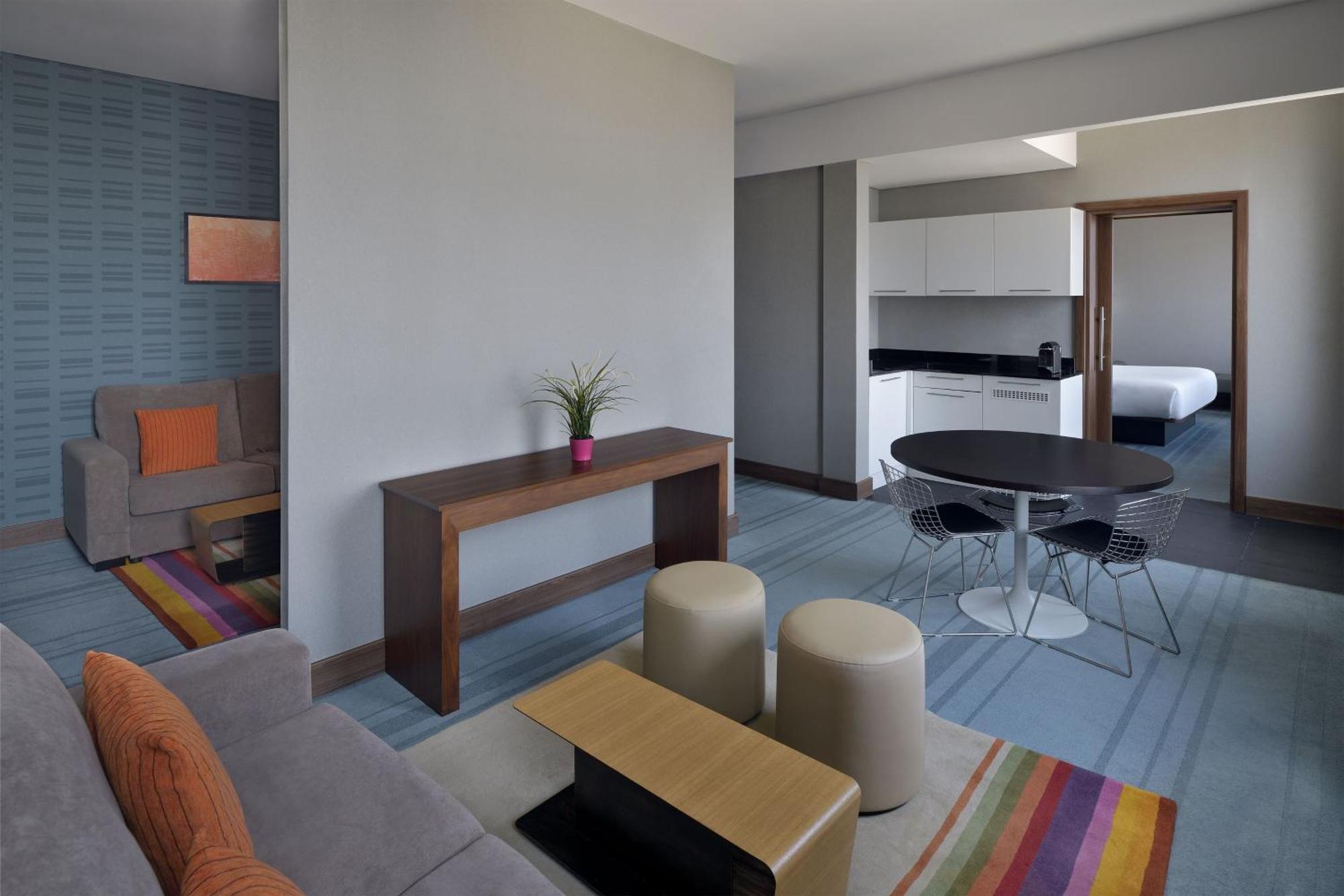Aloft Dhahran Hotel Ал Хубар Екстериор снимка