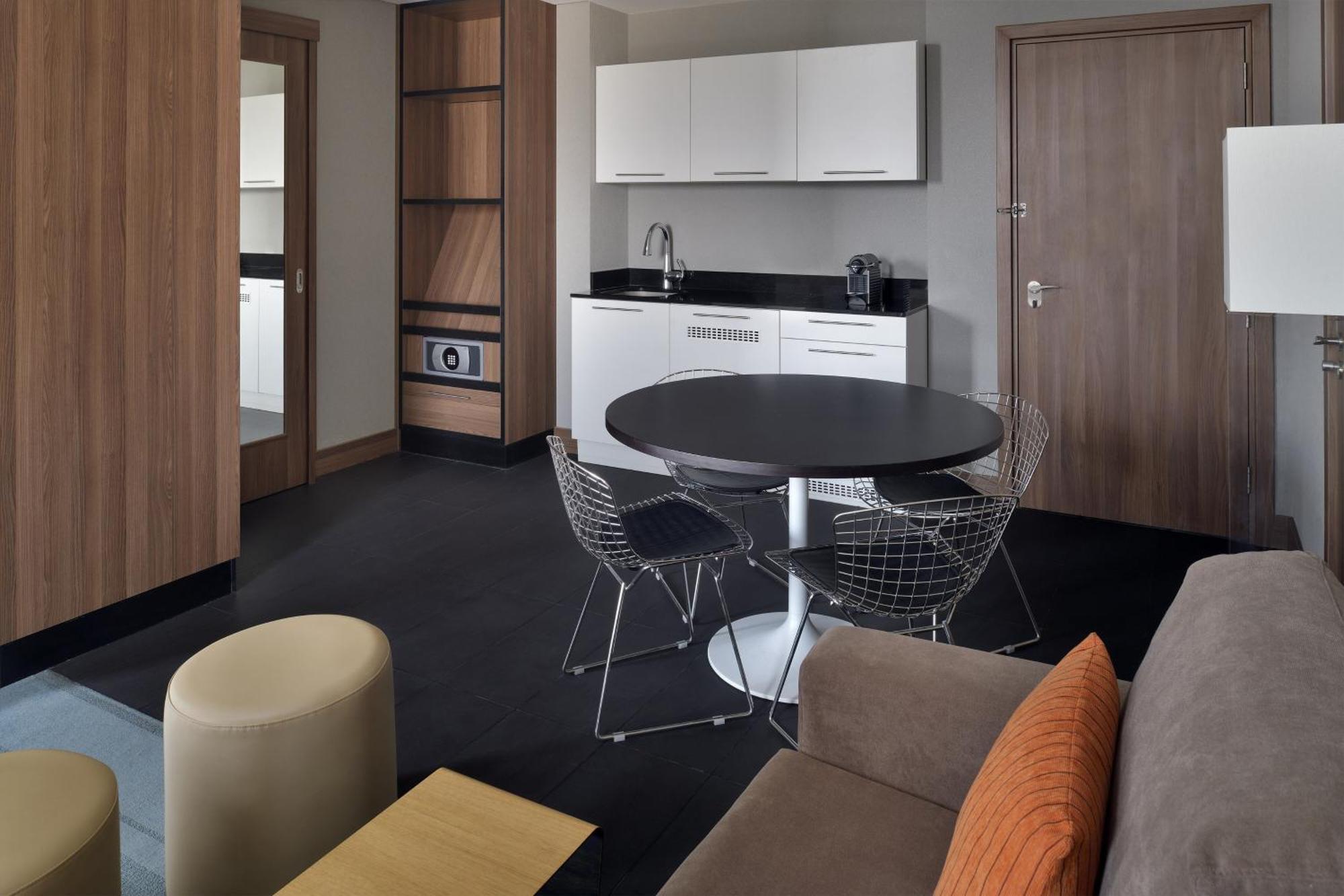 Aloft Dhahran Hotel Ал Хубар Екстериор снимка